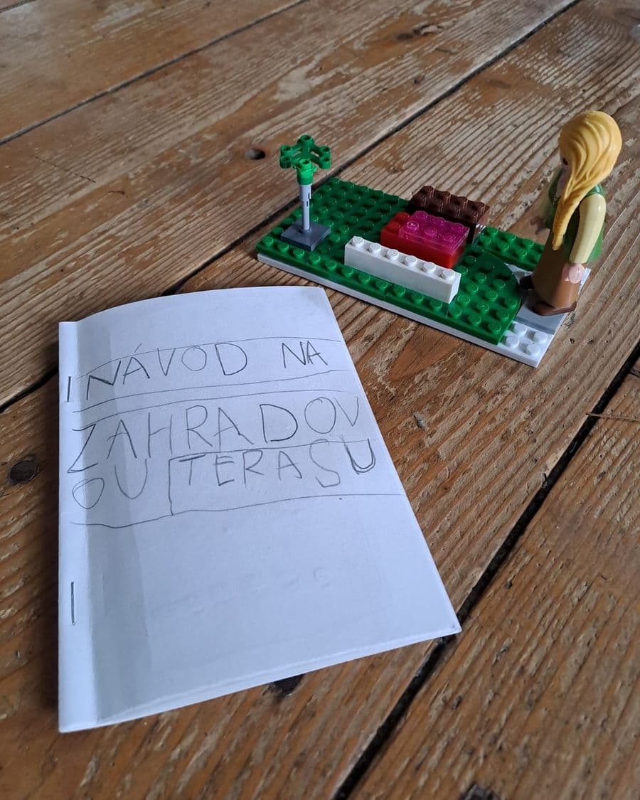 Stavba z lega a dětský návod na zahradní terasu